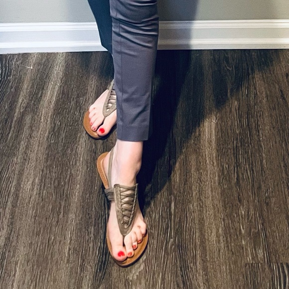 Daisy Fuentes Shoes - Daisy Fuentes taupe sandals size 10